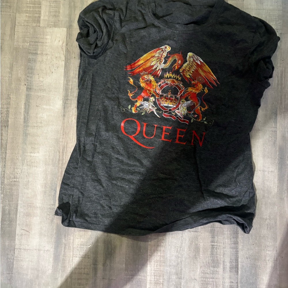 Que Men's Charcoal Graphic Tee